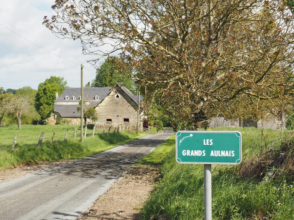 Les Grands-Aulnais Bed & Breakfast Cosse-le-Vivien Luaran gambar